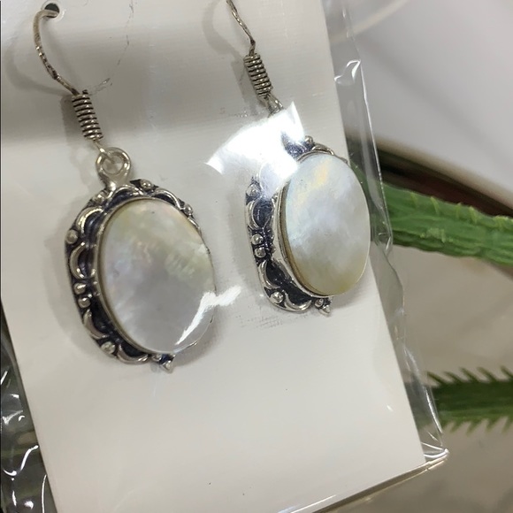 🌺Mother of Pearl Earrings - Picture 2 of 4